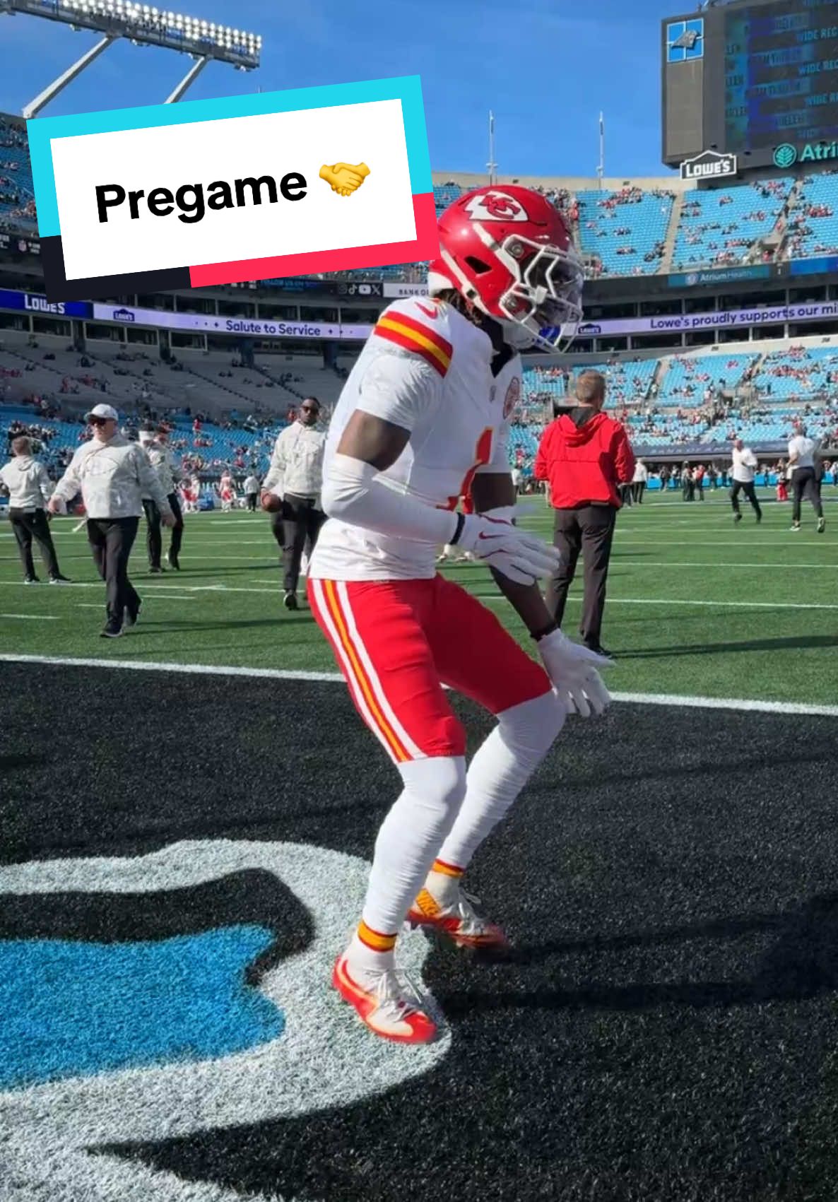 Gettin’ loose 🤝 #nfl #chiefs #juju #xavierworthy #pregamehandshakes 