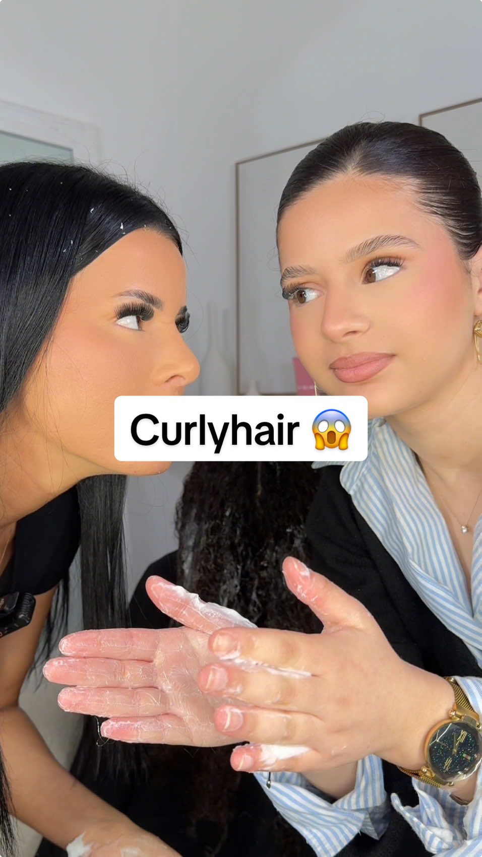 😱 She asked us for a straightening treatment 😱 So we straightened their hair 😳 @kab  #straight #curly #hair #tutorial #asmr #curlyhairtutorial #lissage 