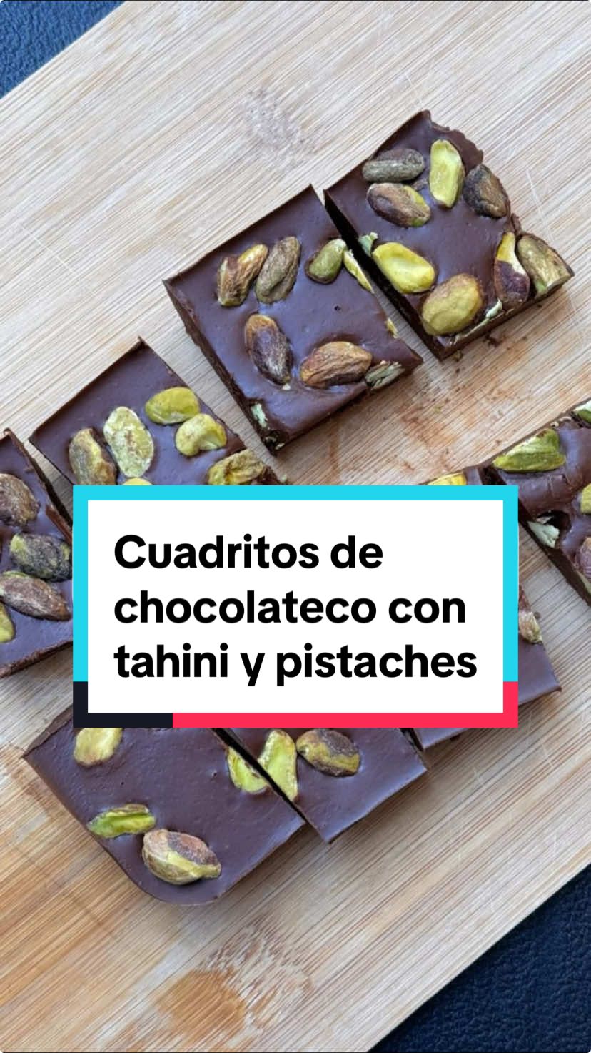 Cuadritos de chocolate con tahini y pistache 🍫✨ ¿Se te antoja algo dulce, fácil de preparar y saludable? Estos cuadritos de chocolate con tahini y pistache son justo lo que necesitas. Lo mejor: ¡no necesitas horno! Son cremosos, crujientes y perfectos para un snack nutritivo. Ingredientes: • 1 taza de chocolate amargo 70% cacao (derretido) 🍫 • ⁠1/2 cucharada de aceite de coco 🥥 • ⁠1/2 taza de tahini 🥄 • ⁠1/3 taza de pistaches 🌿 Instrucciones: 1. Derrite el chocolate a baño maría. Para hacerlo, hierve un poco de agua en una olla pequeña, coloca un tazón resistente al calor encima (asegurándote de que no toque el agua) y revuelve el chocolate 🍫 hasta que esté completamente derretido. 2. ⁠Agrega 1/2 taza de tahini 🥄 3. ⁠Agrega 1 cucharada de aceite de coco 🥥 4. ⁠Mezcla bien hasta obtener una mezcla uniforme. 5. ⁠Vierte la mezcla en un molde pequeño previamente forrado con papel encerado o ligeramente engrasado. 6. ⁠Agrega los pistaches encima. 7. ⁠Refrigera 🧊 por al menos 3 horas o hasta que esté firme. 8. ⁠Retira del molde, corta en cuadritos y ¡disfruta! 😋 A tu salud 💜