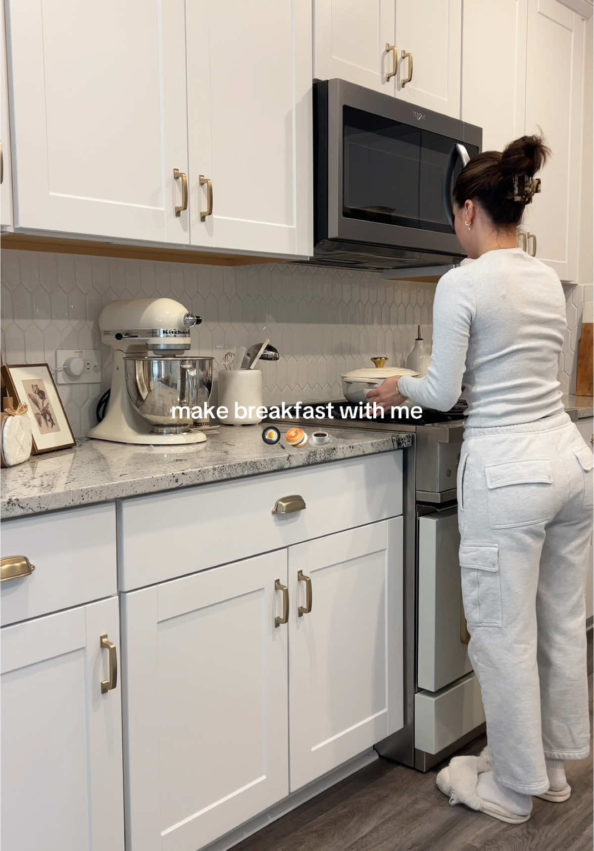 Asmr make breakfast with me 🤍🥯 #asmr #breakfast #coffee #cooking #cookwithme #asmrsounds #aesthetic #kitchen #dailyvlog #originalsound #morningroutine #morning #cleangirl 