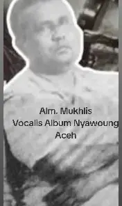 Mukhlis menangis Pertama kali Mukhlis tic vocal untuk lagu di album “Nyawoung” pada tahun 1999 di Studio Gin’s Jakarta, dia menangis. Lagu “Prang Sabi” yang dia nyanyikan kurang menyentuh, hingga diulang berkali-kali. Masuk studio pukul 17.00 WIB sampai magrib belum menemukan karakter yang diinginkan. Kami lantas duduk di ruang tamu yang ada di studio itu, dan menyimpulkan lagu tersebut harus diulangi lagi. Hanya kali ini Mukhlis diminta mengisi suara malam hari. “Nasehat” yang diberikan pada Mukhlis kala itu, dia harus menyiram kebanggaan jutaan rakyat Aceh.    Dalam ruang studio memang sendiri, tapi di sana harus bersama rakyat Aceh hingga akhirnya Mukhlis melalui tic vocal dengan baik. Selepas “melantunkan” backsound hikayat, Muhlis langsung keluar studio menuju kamar mandi. Dia menutup pintu hingga kurang lebih 30 menit. Di situ tangisannya pecah. “Aku tidak kuat, darahku panas,” katanya kala itu. Itulah pertama kali album “Nyawoung” masuk dapur rekaman. Banyak semangat di sana dan besar harapan yang diingini, terutama keinginan membuka komunikasi dengan saudara-saudara satu Aceh yang kala itu dibalut konflik. Mukhlis dan kawan-kawan bernyanyi sungguh-sungguh untuk mendapatkan kualitas karya.  #musik #lagu #laguaceh #laguacehviral #lagunyawoung