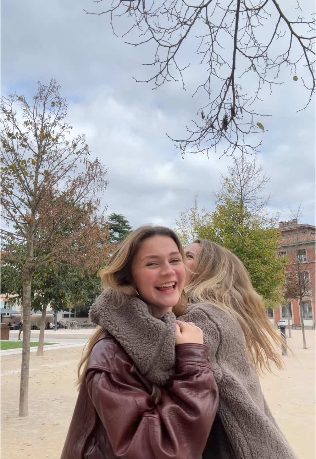 Name a better duo!! @Annika @Sabrina Carpenter #juno #bestfriend #studyabroad #sabrincarpenter #twins #foryou