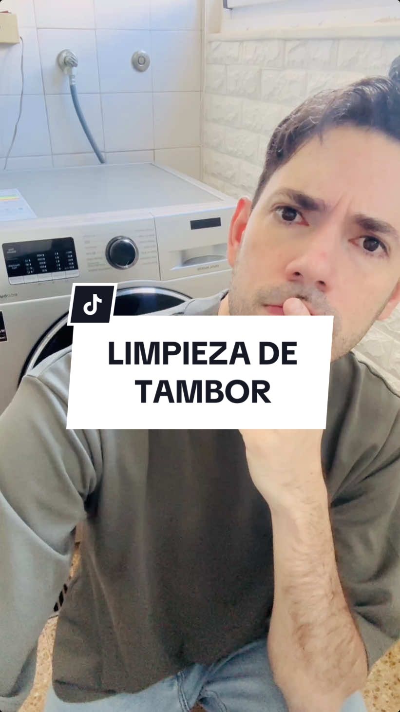 HACÉS LIMPIEZA DE TAMBOR CON REGULARIDAD?🤔 O NO TENÉS IDEA DE LO QUE ES?😅 Este ciclo de lavado es sumamente importante y ayuda un montón si se hace regularmente  👉🏻Su principal función es eliminar bacterias, restos de jabón y suavizante y desobstruir conductos internos Si no tenés esta opción, elegí una de alta temperatura como ropa de bebé, ajustando las revoluciones a 400 y con sólo 2 enjuagues, que es la misma configuración que tiene el ciclo de limpieza de tambor. Si lo dejás con más revoluciones o enjuagues no pasa nada, simplemente es más largo el ciclo 𝗢𝗝𝗢 𝗖𝗢𝗡 𝗘𝗦𝗧𝗢!👀 ATENCIÓN!⚠️ Muchos creen que por tener sólo conexión a agua fría, su equipo no usa agua caliente. 𝗘𝗥𝗥𝗢𝗥 La gran mayoría de los equipos calientan el agua con electricidad en caso de no haber suministro de agua caliente 💁🏻‍♂️Hace 10 años tuve un lavarropas no muy moderno, conectado solo a agua fría. Por eso creí que si dejaba la temperatura pre configurada no pasaría nada, ya que usaría agua fría igual.  El equipo calentaba el agua y lo noté una vez que acerqué la mano a la tapa y sentí calor. Estaba lavando mi ropa a 40 grados sin saberlo 😅 Si te gustó y te sirvió, guardá y compartí este video así esta info llega a todos! 𝗦𝗘𝗚𝗨𝗜𝗠𝗘 𝗣𝗔𝗥𝗔 𝗩𝗘𝗥 𝗠𝗔𝗦! #casa #limpieza #limpiezaprofunda #hacks #lifehacks #lavarropas #lavadora #fyp 