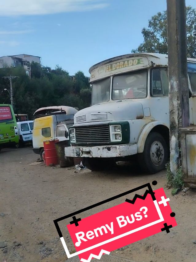 Antigua micro el Detalle, siendo restaurada, en el barrio Ohiggins.#valparaíso #busologia #cronichile #cronivalpo #antiguovehiculo #mercedesbenz #eldetalle #carroceriaeldetalle #1114 #1113 