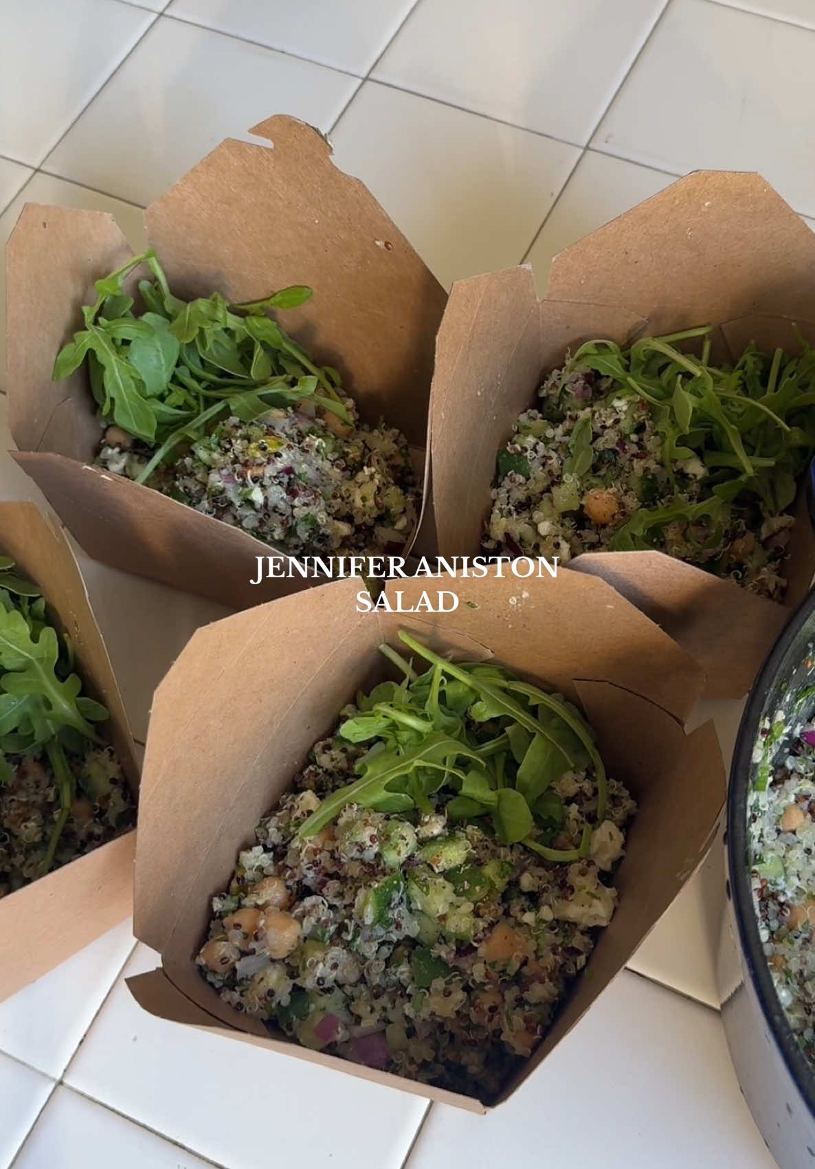 Chickpea Quinoa Salad !! Holds well in the fridge making it a great prep-ahead lunch 🌲 #quinoasalad #jenniferaniston #friends #chickpeasalad #vegan #vegetarian #healthymealprepideas #avocadobella 