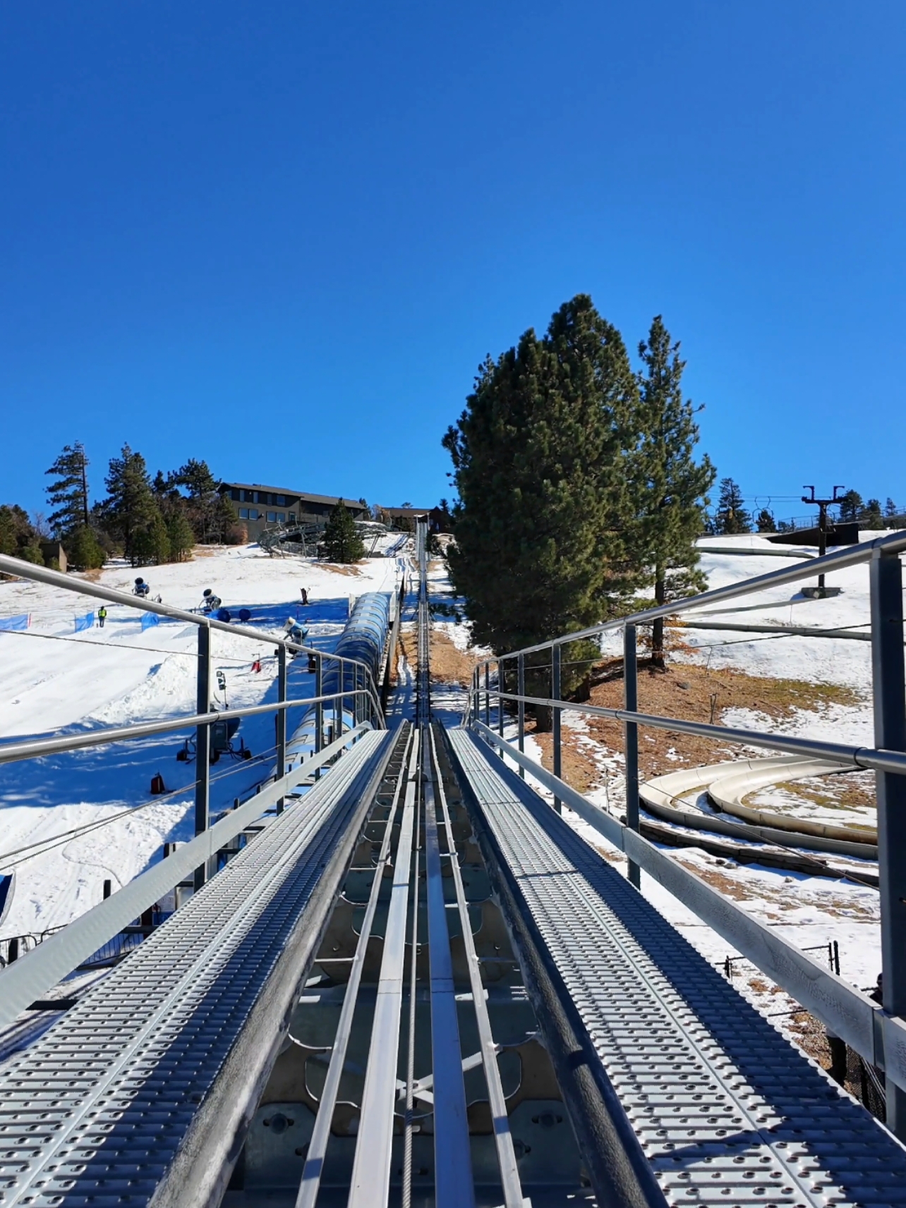 📍Alpine Slide at Magic Mountain / Dirección:  40359 Big Bear Blvd, Big Bear Lake, CA 92315 #bigbear #navidad #bigbearlake #california #losangeles #findesemana #parati #soysabillon 