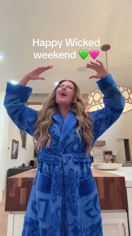 Am I more Elphaba or Glinda? 🩷💚#broadway #glinda #elphaba #wicked #wickedmovie #rhoslc #defyinggravity #broadwaysinger #bravotv 