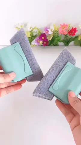 It's difficult to clean the gaps in the windows at home. Since using this groove gap brush, cleaning has become much easier and more effortless #缝隙刷 #清洁刷 #Gap brush #cleaning brush #居家好物 #tioktok 