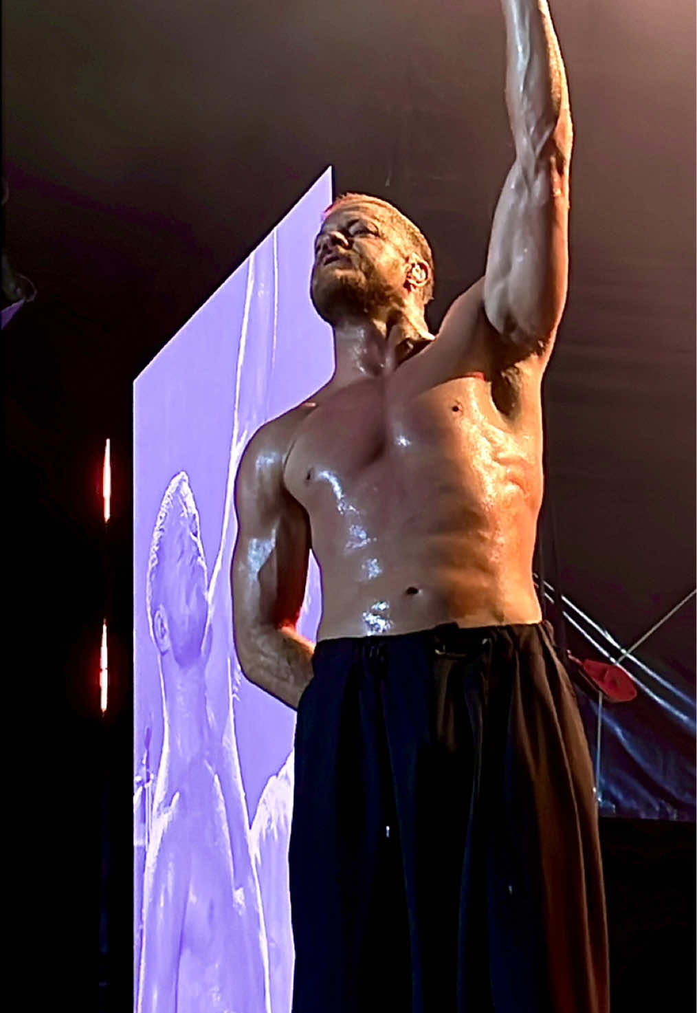 Yang aku maksud nonton konser tuh iniiiii lohhhh, nonton ini🥵🥵🥵 walaupun cuma kebagian shirtless 1 lagu, gapapaaaaaa wishlist gua udh ke checklist liat keringet Dan reynold😂 #imaginedragons #imaginedragonslive #imaginedragonsconcert #livenation #loomworldtour #whateverittakes #danreynoldsedit #kualalumpur #malaysia 