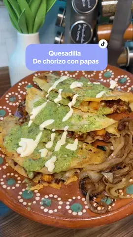 Quesadillas de chorizo con papas, una opción de comida rápida y deliciosa. #quesadillasdechorizo #quesadilla #quesadillas #comidamexicana #mexicantiktok #recetasrapidas #recetasfaciles #ideasdecomida #recetastiktok #loncheparamiesposo #antojos #trending #fyp #paratii #fyp 