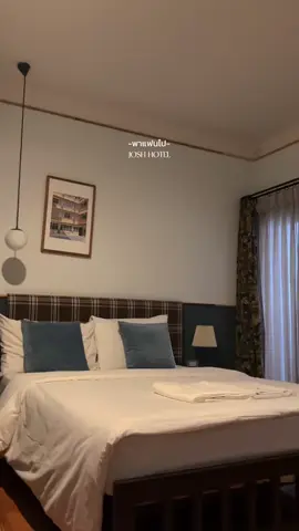 📍josh hotel กำเงินคนละหลักร้อยมานอนเล่น #staycation ที่ #joshhotel ย่านอารีย์ ราคานี้รวมเซทอาหารเช้าที่รสชาติทำถึง การตกแต่งสไตล์ vintage มีมุมถ่ายรูปเยอะ ด้านล่างเป็นคาเฟ่ และสระว่ายน้ำคือจุดเชคอิน จะกลางวันหรือเย็นก็ไวป์ดีเหมือนกัน 🚗มีที่จอดรถ #พาแฟนเที่ยว #พาแฟนไป #เดท #โรงแรมกรุงเทพ #อารีย์ #CapCut 