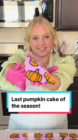Who else is all pumpkin’d out?! Soooo ready for christmas flavors!!!  #holidaybaking #pumpkincake #cake #cakedecorating #cakesandwich 