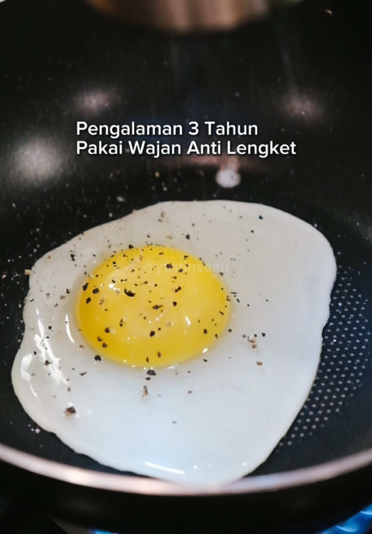 nyesel banget 🥲 setelah 3 tahun pake baru tau ini..  emang salah aku sih.. pakenya agak kasar + pake sutil besi.. namanya juga pemula.. ahahah yasudah deh ganti yg baru! masih dari @Tefal Indonesia Shop 👈🏼 wajan anti lengket yg harga nya masih pas dikantong, tapi bagusss 💯 rekomendasi lainnya cek #rumahyustin 🏠  #wajanantilengket #rekomendasiwajan #makinglifeeasierwithtefal