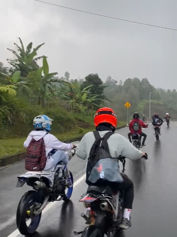 bagaimana parah penguna motor nyiprat😁#fyp #supermotobali #supermotonoobiez #supermotoindonesia #pulaubali⛱️⛅🌅 