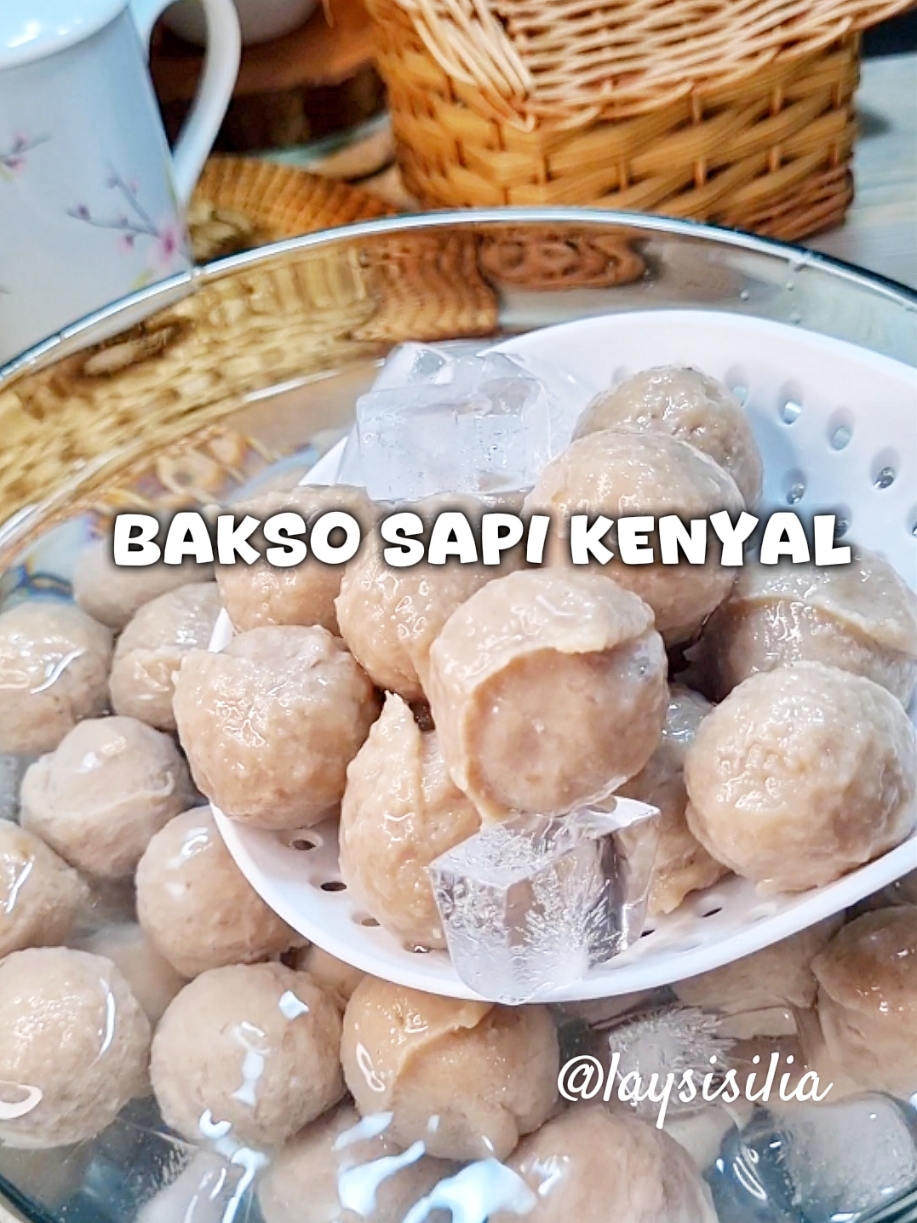 Musim ujan memang paling cucok ngebakso... . BAKSO SAPI KENYAL @laysisilia Source monnaang . Bahan : 500 gr daging sapi bagian paha dalam 180 gr es batu blender sampai berbentuk bola . 50 gr putih telur dingin 4 sdt garam 2 sdt kaldu sapi bubuk 1 sdt lada bubuk 1 sdt baking powder (opsional) 2 sdm bawang merah goreng 2 sdm bawang putih goreng blender sampai halus . 175 gr tepung tapioka Adon rata sambil sedikit dibanting2 . Panaskan air sampai didih, lalu kecilkan api yg paling kecil, Bulat2kan bakso, setelah selesai besarkan api ke sedang masak bakso sekitar 10 menit, angkat langsung tuang dalam baskom berisi air matang dan es batu, biarkan bakso dingin lalu tiriskan hingga kering . #bakso #baksosapi #baksosapihomemade #baksosapikenyal