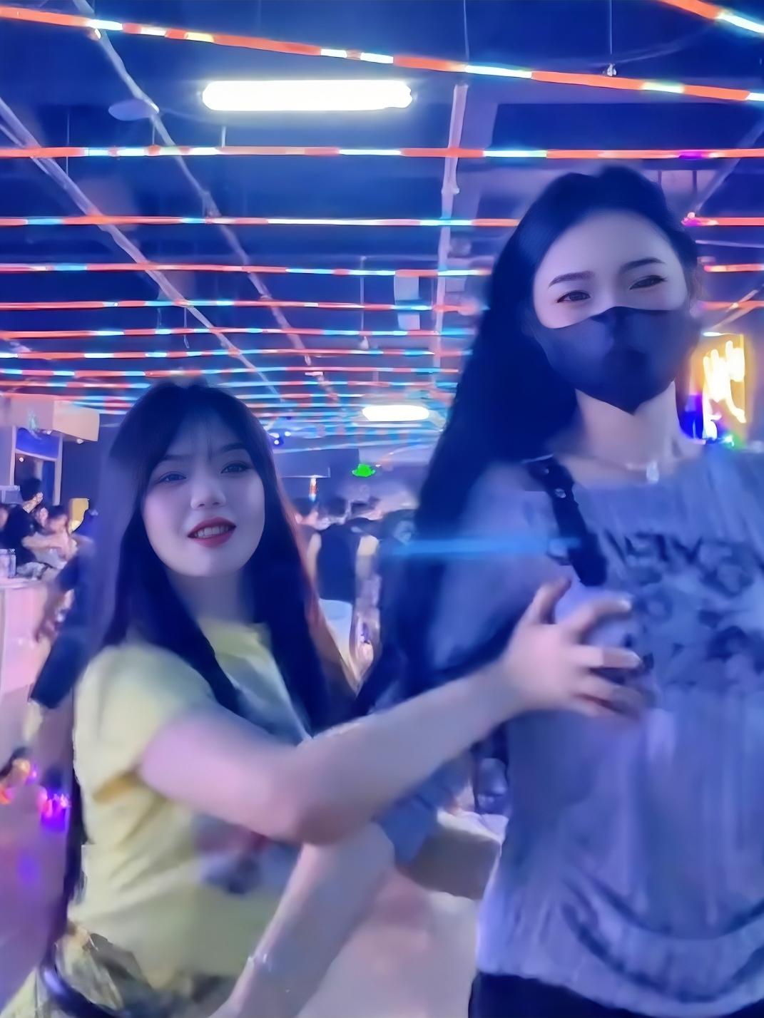 Beautiful🤭😂Roller Skating Girls  #skating #rollerskategirl #beautifulgirls #rollerskating #skatinggirls #fypage #trending #fyp #viralvideo #viral #fypシ゚viral #tranding 