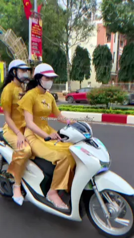 #CapCut e dang lái xe tìm anh đây. Anh tìm gì v #anhnhu #aodai #aodaitrang #nusinhaodai #xuhuong #aodaivietnam #aodaihocsinh #viral #tieutiennu 