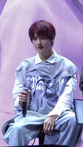 the way he looked at his hyung with that beautiful sparkling eyes 🥹 #mark #jisung 