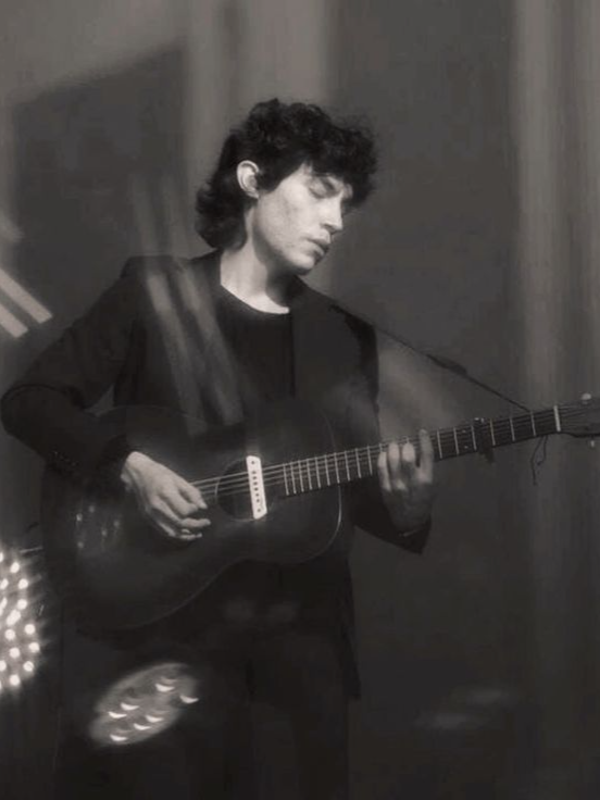 Cuando escuche está canción, pensé en tí, es raro porque pasaste de ser una persona que amaba, a alguien que practicamente no quiere saber de mí, que importa serás un muy lindo recuerdo, y agradezco lo que fuiste, si algún día vez esto, te extraño, es lo ultimo que puedo decir, no pense que iba a terminar así, pero igual gracias por todo El significado para mí es profundo, alguien que acepta que su amada ya no esta con él, tiene la esperanza de que en algun futuro, regresé y pueda amarla de nuevo, en el climax de la canción se puede oir el sufrimiento que siente, de querer despecirse de ella, ya que no pudo hacerlo, transmite un sentimiento de nostalgia, pensar en los bonitos recuerdos que formaste con esa persona que ahora quedan en el pasado y tú solo tienes que seguir adelante y dejar que ambos sigan su propio camino... #edmaverick#fyp #parati #lanubeeneljardin #nohayproblema #paratii