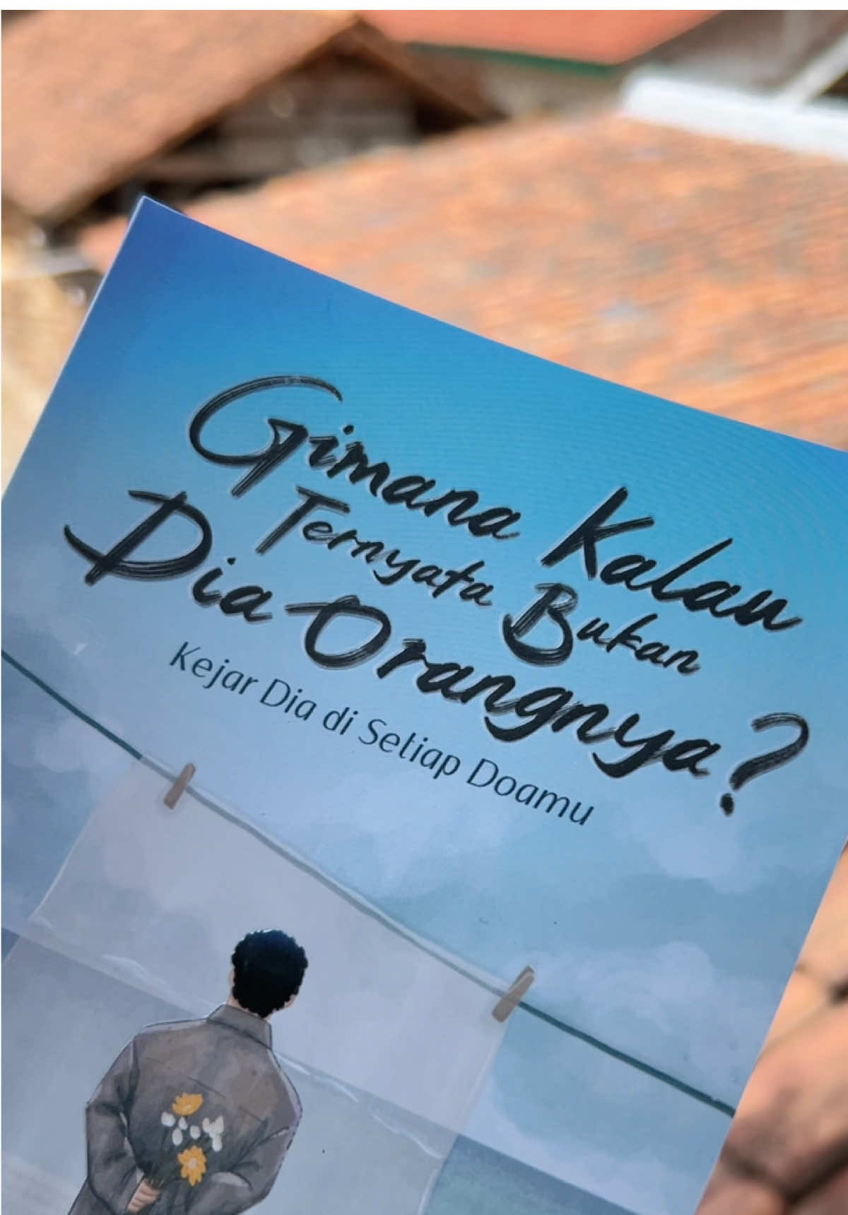 Sesuatu yang dikejar pasti akan lari, tapi sesuatu yang didoakan insyaallah akan datang sendiri.  #gimanakalauternyatabukandiaorangnya #quotes #selfimprovement #racunbukutiktok 