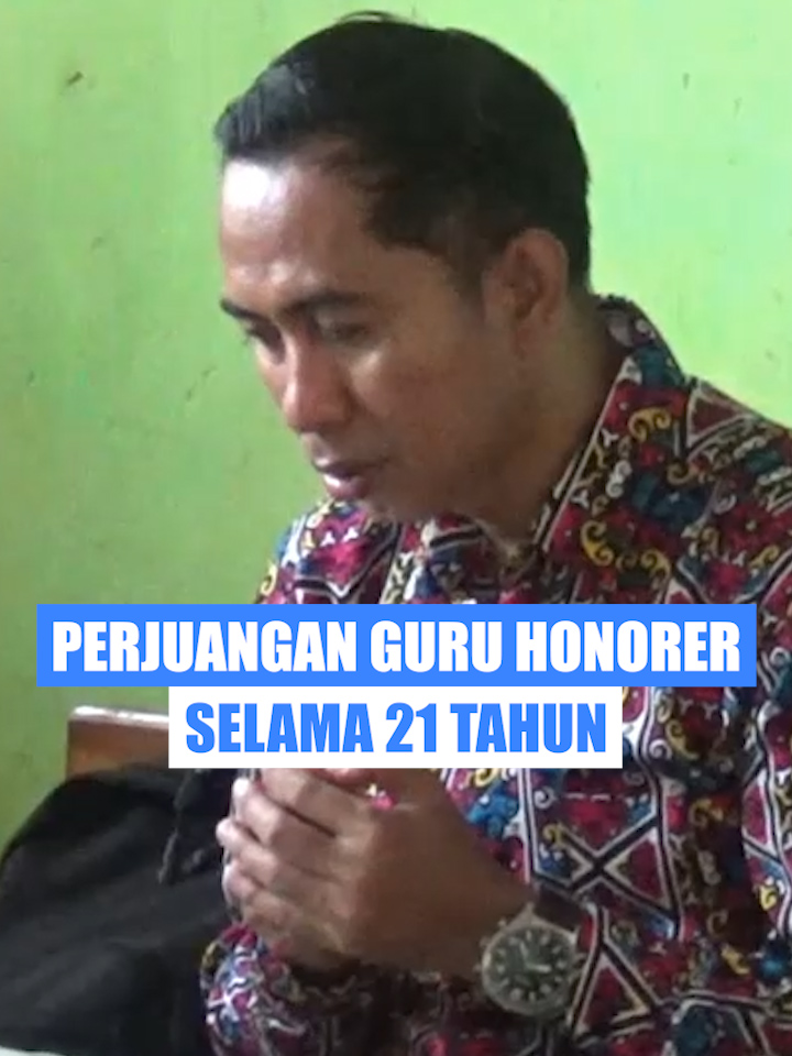 Ribut Santoso sudah 21 tahun mengajar di SDN Pagowon 01, Lumajang.  Dengan gaji Rp 250.000 per bulan, pria 41 tahun ini menempuh jarak 18 km dengan motor untuk menuju sekolah tempatnya mengajar. #detikcom #detikcomnews #fyp #guruhonorer #perjuanganguru #lumajang