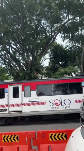 pemandangan warga solo sehari hari di jalan slamet riyadi✨ . . #solo #kotasolo #thespiritofjava #fyp #xybca #surakarta24jam #surakarta #sepurkluthuk #solo24jam #fyppppppppppppppppppppppp 