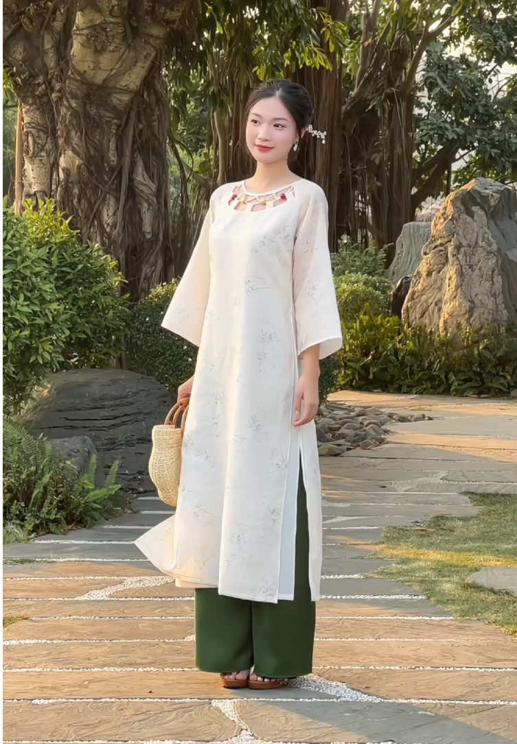 Nền nã, thướt tha trong tà áo dài vô cùng mộc mạc, thanh nhã 🌿 #xuhuong #trending #outfit #outfits #OOTD #mixandmatch #fashion #aodai #aodaicollection #thietke #aodaiViet #aodaithietke #aodaitruyenthong #lanadesignvn 