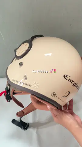 Yang cari helm buat hijabers, ambil ini udah ada space buat cepolannya. Ga bikin kepala sakitt 💕 #helmet #helm #helmcewek #cargloss #carglosshijab #rekomendasihelm #helmsni 