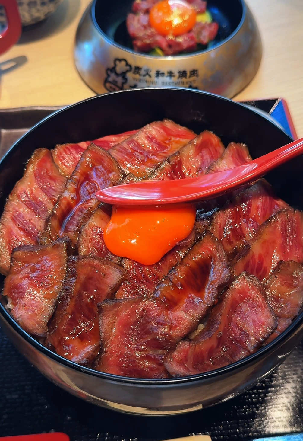 Ａ５ランクの黒毛和牛を贅沢に盛りつけた肉ひつまぶし🐮 【炭火和牛焼肉もうもう亭】 ◎三段重牛まぶし 3,900円 Ａ５ランクの黒毛和牛をご飯が見えなくなるまで贅沢に盛りつけた肉ひつまぶし！ 炭焼きでレアに焼き上げられたお肉はとろけるような口当たり、上質な肉の旨みと脂の甘みを味わえます🤤 〆には薬味と出汁を加えることでひつまぶしのような味の変化を楽しむこともできます！ #東京グルメ #東京ランチ #名古屋グルメ #japanesefood #tiktokfood 