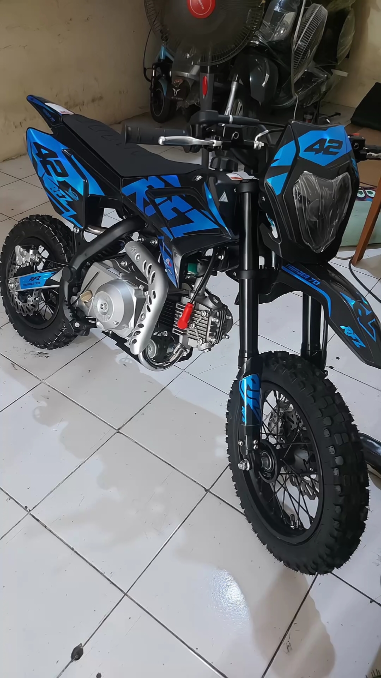 Trail mini 4tak 70cc untuk anak usia 8th-keatas Detail produk Produk MINI TRAIL RFZ 70CC MATIC MINI TRAIL RFZ 70CC MATIC Spesifikasi -Motor mini 70cc mesin 4tak -Non bpkb non stnk ( masih golongan mainan) -Tinggi jok dr tanah 65 -Ban depan Ring 10 -Ban belakang Ring 10 -Shock depan upsidedown -Shock belakang Monoshock -Knalpot racing, suara bass dan adem -Muatan beban 100kg, cocok utk usia 7thn ke atas -Bahan bakar bensin murni -Kapasitas tangki 2 Iiter -Kecepatan max 60km/jam -Aki kering ( pengecasan otomatis) -Starter elektrik  -Transmisi Matic Perawatan masih sama seperti motor2 umum, perga ntian oli 1 atau 2bulan sekali -Part sama dg Supra, mudah dan dpt di beli di bengkel motor umum -Produk import#fypシ゚viral #trailmini #fy #fypage 