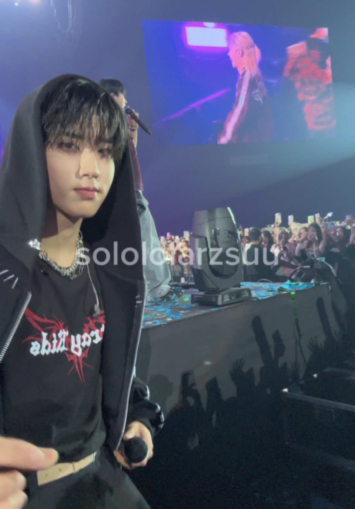 HAN KISSED MY PHONE!? ft. seungmins reaction and leeknow passing by (and my shocked face) #straykids #dominatebulacan #dominatetour #hanjisung #seungmin #leeknow #kpop #kpopfyp #skzstay #skz #viral 