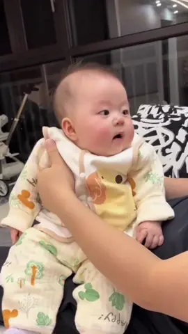 Nhả vía em bé hay cười, má bánh bao 😆😚😚😚 #cute#suachobe#suachobeyeu#baby#short#shorts#tiktok#reels Sữa cho bé yêu