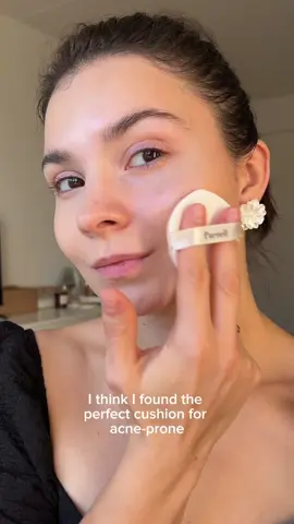Where skincare meets makeup— the Cicamanu Serum Cushion. 💚🤭  Infused with Centella Asiatica and Manuka Honey, this serum cushion hydrates, soothes, and nourishes the skin with every application.  Parnell’s 30 shades are designed to provide seemless coverage all day, without oxidation.  ✨Have you tried the Cicamanu Serum Cushion yet? We’d love to hear your thoughts— share them in the comments below! #parnell #parnellbeauty #parnellcushion #cicamanu #serumcushion #kbeauty #koreancushion #acneproneskin #pearlskin 