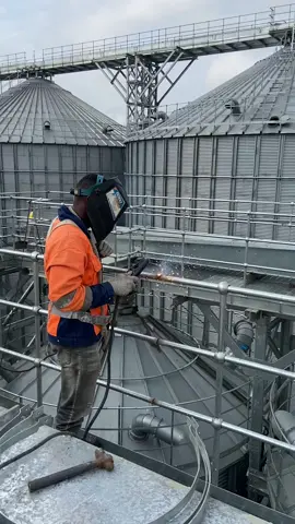 #soudurearc #soudeurchaudronnier #soudeurindustriel #constructionmetallique #constructiontiktok #tuyauterieindustrielle #architecture #soudeurcanada #charpentemetallique #soudeurcameroun #concepteur #welding #worklife #homologué #pourtoii #work #welder #weldlife 