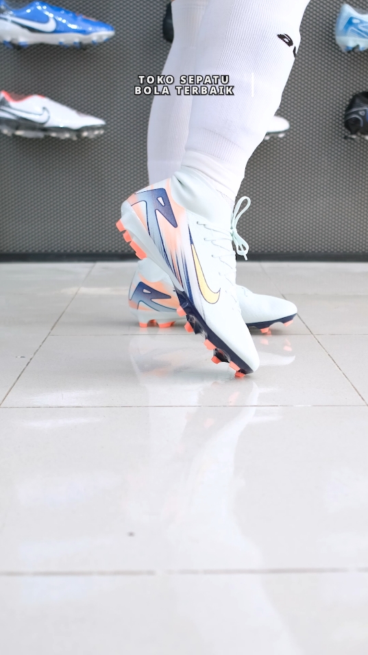 Sepatu yg satu ini emang paling iconic dari tampilannya sob, Nike Zoom Superfly 10 MDS 009 Academy FG! ⚡️💯 Ya kali secakep ini lo gak minat sob, mending buruan sikaatt sekarang daripada kehabisan! 🙌 Rekomendasi posisi : winger, striker Tipe sepatu : slim Berat sepatu (size 40) : 198 gram #sepatuoriginal #sepatubolaoriginal #sepatufutsaloriginal #pakaisepatu #nike #belidisportiidaja #orderdisportiidaja #sportiidkiblatsportsangjuaara #sportiid 