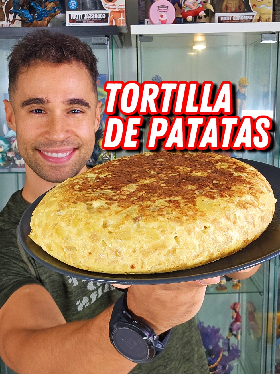 TORTILLA DE PATATAS Y CEBOLLA CARAMELIZADA Es muy FÁCIL de hacer y está brutal💪🏻 Guarda esta receta para desayunar rico🤤 Y mándalo a tu amig@ para que te la haga 👩🏻‍🍳 🔴-80% de descuento al usar mi código descuento MAYDEN más el código BWEEK en @Prozis y además tendrás mis regalos 🎁  Ingredientes ●700g de patatas ●350g de cebollas ●6 huevos ●Aceite de oliva virgen en spray (Yo uso el de Prozis) 🔥Pasos Corta las cebollas y ponlas a pochar con sal y un poco de aceite Mientras pon a cocer las patatas Cuando estén blanditas córtalas en trozos Añade sal y aceite y mételo al airfryer unos minutos Cuando todo esté listo, bate unos huevos y mezcla todo Echa la mezcla en una sartén bien caliente y baja el fuego Cocina 3 minutos por lado ¡Y A DISFRUTAR! 🧐 Información nutricional 1323kcal Proteína 53g Carbohidratos 178g Fibra 19 Grasas 46g ¿La tortilla de patatas se puede comer para perder peso? Por supuesto, al final es un buen alimento siempre que se usen ingredientes de calidad como el aceite de oliva virgen. Al final no dejan de ser huevos, patata y cebolla. Esta combinación de 4 ingredientes te va a aportar una gran saciedad, pero además te vas a sentir satisfecho, ya que no estamos hablando de comer lechuga y una pechuga. Aunque sí que recomiendo acompañar la tortilla con una buena ración de verduras para así aumentar el volumen del plato, como sería un salteado de espárragos y champiñones. De esta forma aumentaremos la cantidad de fibra, y tampoco estaría mal añadir un poco más de proteína. #recetasfaciles #recetassaludables #recetasrapidas #comidareal #comidafit #comidafitness #comidasaludable #comidacasera #postrefit #dulcefit #cenafit #desayuno #desayunosaludable #ganarmusculo #cocinasaludable #proteina #recetas #perdergrasa #ganarmusculo #tortilla #tortillaespañola #tortilladepatatas #tortillafit 