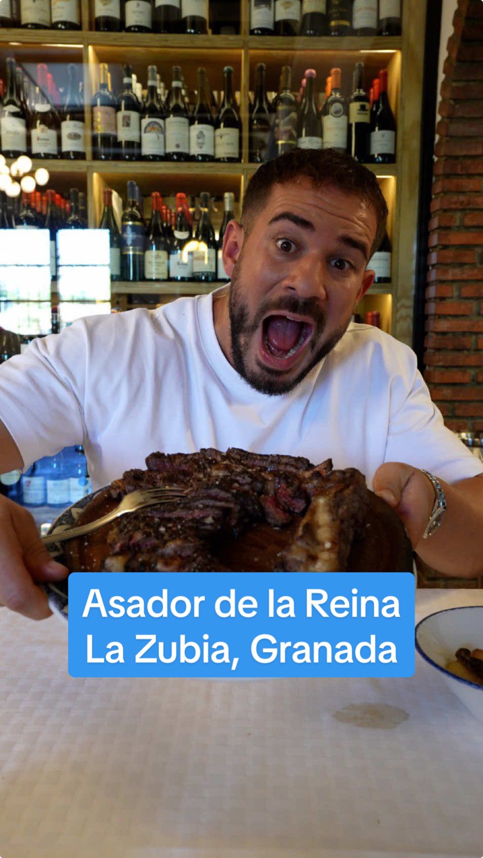 Asador de La Reina en La Zubia, a 10 min de Granada: INCREÍBLE. Me ha gustado mucho este clásico Restaurante con Horno de Leña como núcleo: preparan Asados como Cochinillo y Cordero así como Chuletones pasados primero al Josper y después a la parrilla. Perfecto para amigos o negocios, no me extraña que sea tan popular en Granada.. #granada #asador #restaurantesgranada 