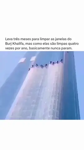 Como São Limpas as 24.000 Janelas do Burj Khalifa, o Edifício Mais Alto do Mundo O Burj Khalifa, em Dubai, é o arranha-céu mais alto do mundo, atingindo incríveis 828 metros de altura. Para manter suas impressionantes 24.000 janelas limpas e reluzentes, o edifício exige uma operação de limpeza contínua e altamente especializada. O processo completo de higienização ocorre quatro vezes por ano, mas devido ao tamanho monumental do prédio, leva cerca de três meses para ser concluído, resultando em equipes de limpeza trabalhando praticamente o ano inteiro. Essa tarefa é tão desafiadora quanto impressionante. Os trabalhadores enfrentam condições extremas, como ventos fortes em grandes altitudes, calor intenso e a constante necessidade de manusear equipamentos de segurança enquanto pendurados a centenas de metros do solo. Tudo isso faz da limpeza do Burj Khalifa uma operação única e uma das mais desafiadoras no mundo da arquitetura moderna.