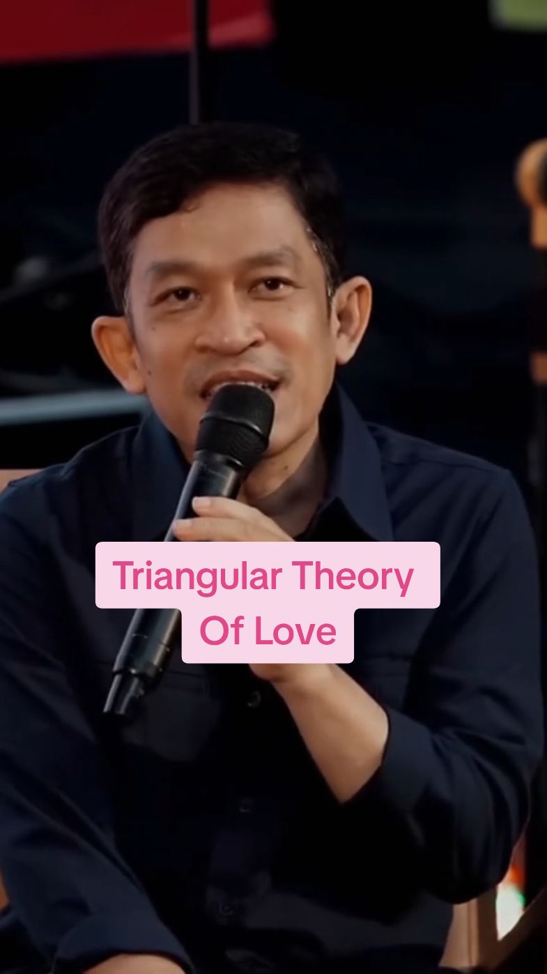 Teori segitiga cinta Sternberg atau Triangular Theory of Love adalah teori yang menyatakan bahwa hubungan antarindividu didasari oleh tiga komponen inti, yaitu: Keintiman (intimacy), Gairah (passion), Komitmen (commitment).  Menurut Robert J. Sternberg, setiap komponen tersebut memiliki derajat yang berbeda pada setiap orang.  Berikut penjelasan mengenai ketiga komponen tersebut: Kintiman: Elemen emosi yang meliputi kedekatan, kehangatan, kepercayaan, dan keinginan untuk membina hubungan. Gairah: Elemen motivasional yang didasari oleh dorongan hasrat dari dalam diri. Komitmen: Elemen kognitif yang berupa keputusan untuk tetap menjalani kehidupan bersama secara sinambung.  Sternberg mengatakan bahwa keseimbangan antara ketiga komponen tersebut merupakan puncak cinta yang diidamkan oleh semua orang. Namun, untuk meraih kesempurnaan cinta tersebut, Sternberg mengatakan bahwa kondisi yang seperti itu sulit dan membutuhkan kecerdasan dari pasangan tersebut.  #ngajifilsafat #fahruddinfaiz #filsafat #filsafatpemikiran #filsafatkehidupan #filsuf #philosophy #philosophie #philosophytiktok #philosophyquotes #philosopher #fyp #fy #fyppppppppppppppppppppppp #fypage 