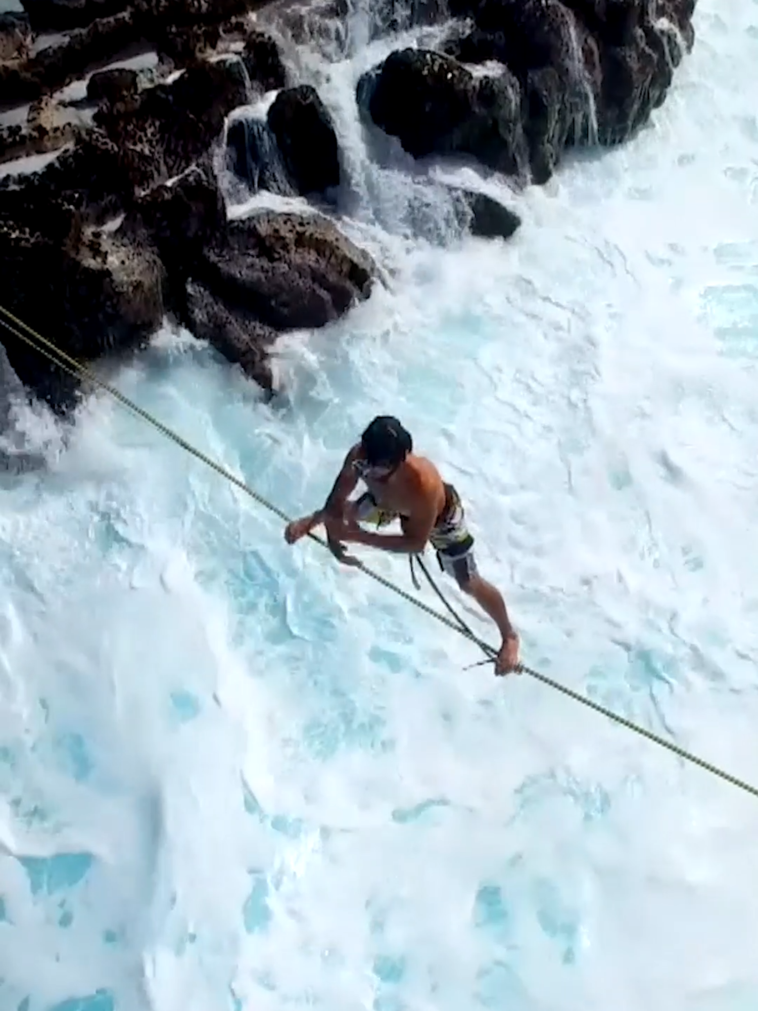 Ever tried highlining? 📍#ReunionIsland offers stunning locations for this intense sport—but it's not for beginners 🧗  Send this to your adventure buddy 👏🌴  #slackline#adventuresports #indianocean