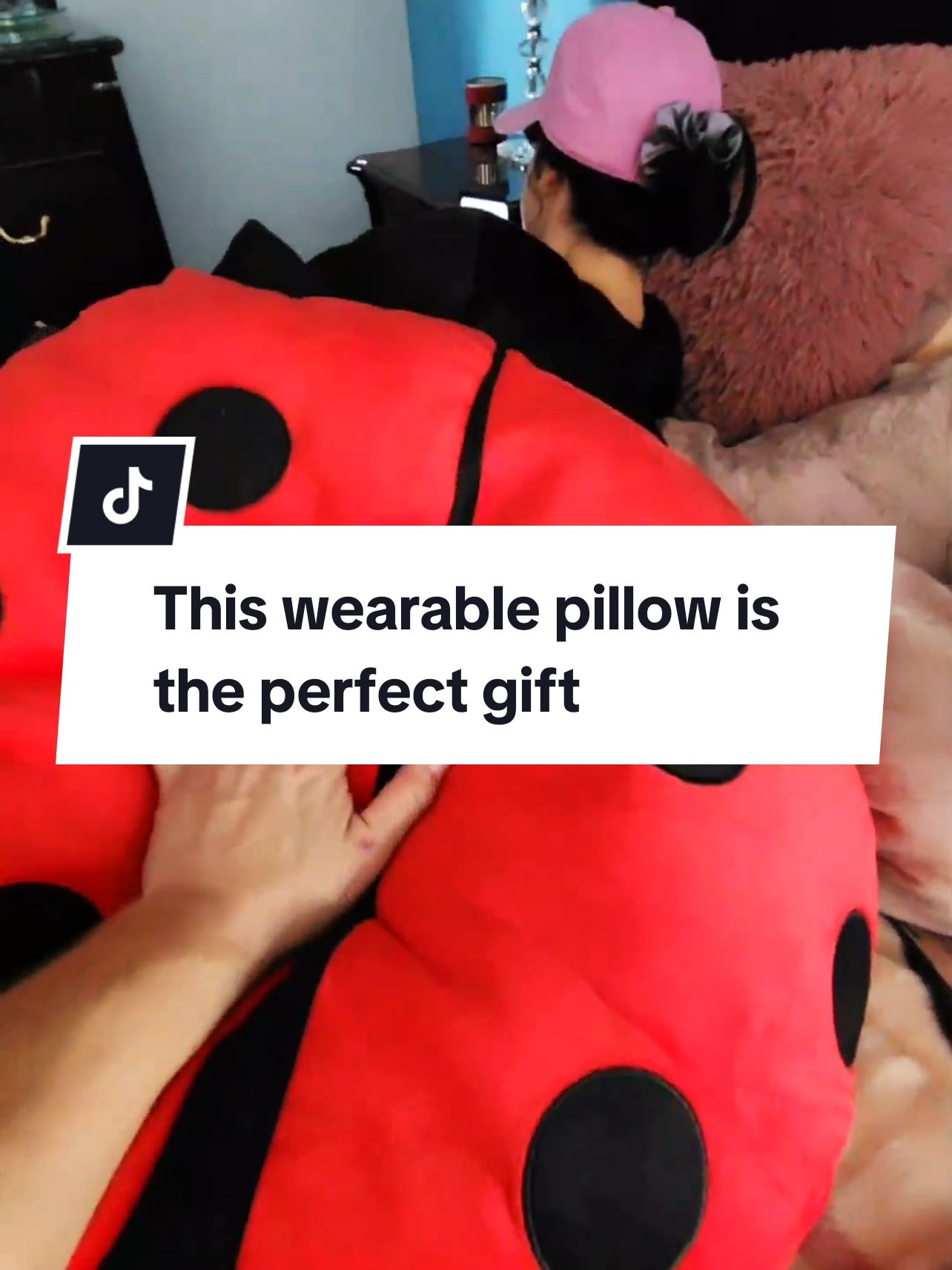 This wearable pillow was the best gift idea ever #perfectgift #wearablepillow #giftforher 