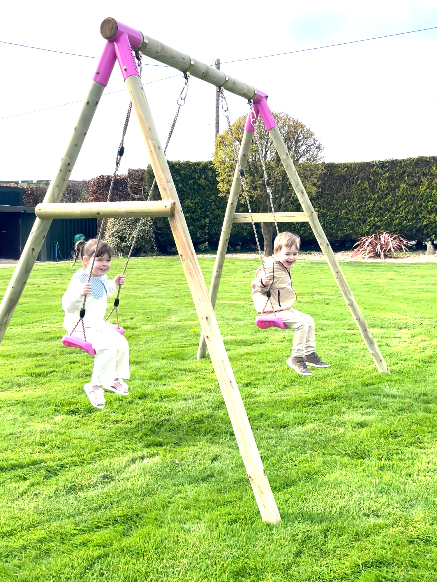 Feet up, giggles everywhere! 🌿⛅ Swinging brings out all the smiles and laughter 😄🎉. The best way to enjoy some outdoor fun! 🌳✨ . . . #FamilyTime #swings #kidstoys #gardengoals #woodenswing #outdoortoys #outdoortoysuk