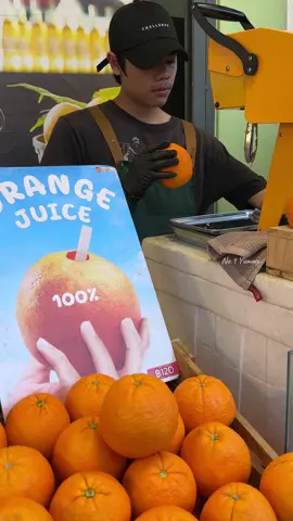 Delicious and refreshing! Popular freshly squeezed orange juice.#fruits #fruits #asmr #yummy #streetfood #fyp #fpyシ #thailand #บรรทัดทอง  📍พิกัด: Cruch ส้มคั้นในลูก บรรทัดทอง