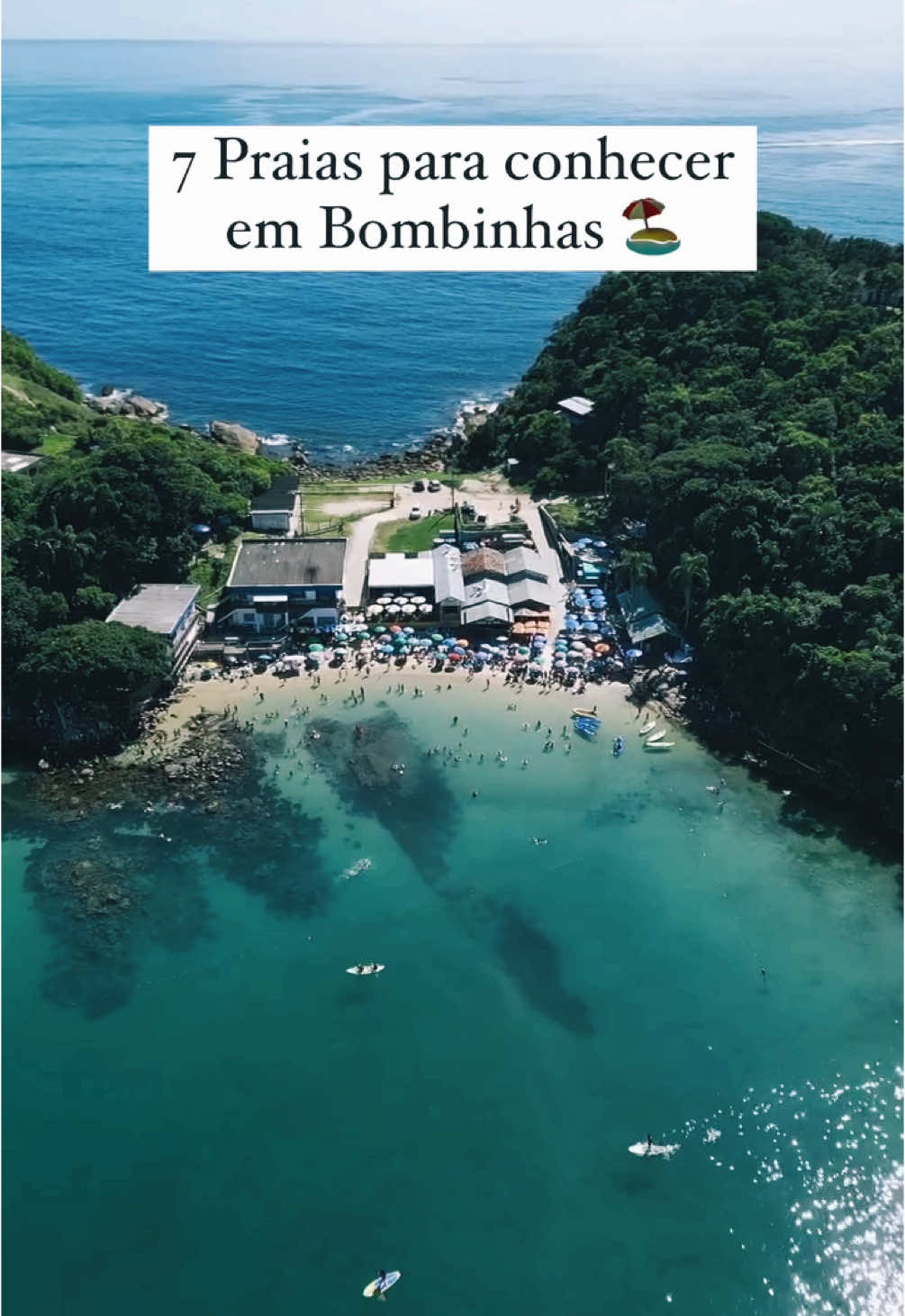 7 Praia de Bombinhas para você conhecer ❤️ 1- Praia do Ribeiro: consiste em uma faixa de areia com pouco mais de 100 metros de extensão e mar calmo, localizada em um ponto escondido entre a Praia de bombas e Bombinhas. 2- Praia de Bombinhas: Com quase 1 quilômetro de extensão, a Praia de Bombinhas é a principal e a mais movimentada praia do município. 3- Praia do Trapiche: ótima para mergulho e até mesmo observar muitas tartarugas e peixinhos. 4- Praia da Lagoinha: tem uma pequena faixa de areia limitada por muitas pedras, cenário onde se formam piscinas naturais cheias de peixinhsos. 5- Praia da Miséria: A pequenez de sua areia é completamente compensada pelo visual. As águas do lugar são verdes cristalinas e contrastam com o verde escuro das árvores que circundam o mar. 6- Praia da Sepultura: é uma das mais procuradas da região devido à piscina natural cheia de peixes que se forma no seu canto direito. 7- Praia do Biguá: fica no costão direito da Praia da Sepultura, que é uma das mais procuradas de Bombinhas. De águas cristalinas, tranquilas e sem ondas, Biguá é um recanto para quem gosta de lugares mais isolados e de intenso contato com a natureza.  Fizemos essa visitação nas praias caminhando, ficam uma do lado da outra praticamente. Agora envia pro @ que vai com você e não esquece de nos seguir 🏖️🫶🏽 #praia #bombinhas #dicas #sctrilha #praiadasepultura #praiadobigua #praiadoribeiro 