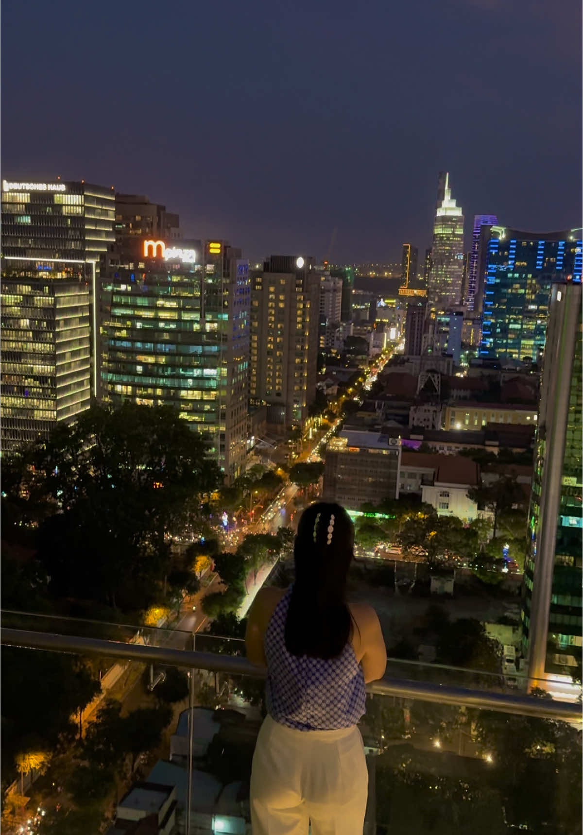 Bạn đã check in cầu thang kính với chiếc view triệu đô này. #saigon #saigoncityview 