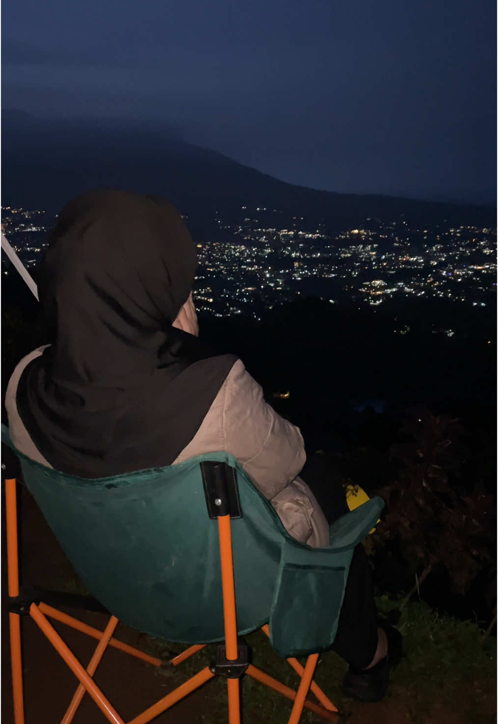 Syahdu bgt numpang bengong disini😌🤣 @Rocks Hill Camping Ground  #fypage #citynight #puncakbogor #camping #fyppppppppppppppppppppppp #xybca #masukberanda 