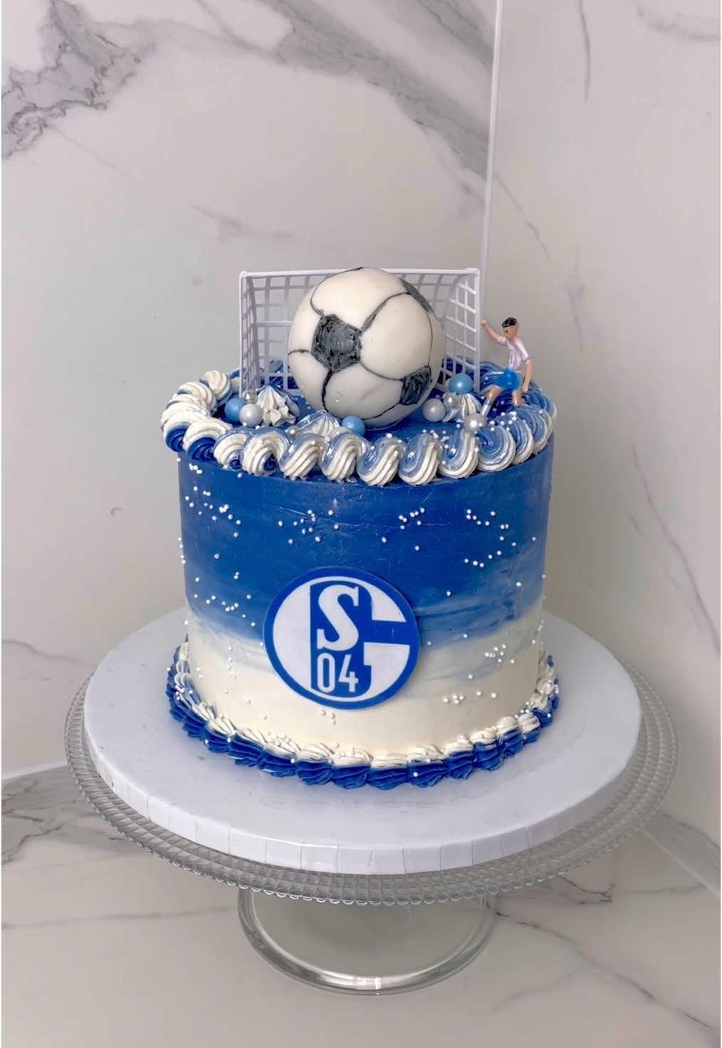 Die outtakes sind wieder so lustig geworden😂@Leonie  Ich möchte kein fußballstreit in den kommentaren🙅🏻‍♀️ #torte #backen #fyp #fußball #fußballverein #schalke04 #fußballtorte 