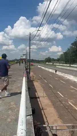 CENAS FORTES! Carro  explode em forte batida durante competição no Paraguai realizada no  autódromo Rubén Dumont, em Capiatá. Os dois pilotos foram levados para o  Hospital Universo de San Lorenzo com ferimentos sem gravidade. Vídeo: X/oscar_marandu #TikTokNoGP #SportsNews