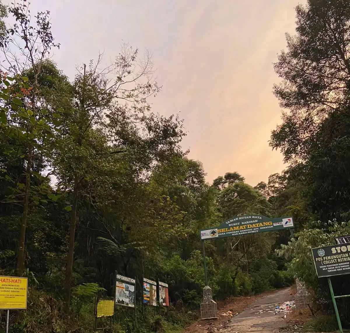 Kita tidak akan pernah semuda ini lagi , ajaklah dirimu berkelana kemana pun itu . Entah sekedar menikmati sejuknya langit pagi , hijaunya gunung , atau hamparan ombak di lautan ☺️ #sibayak #mountain 