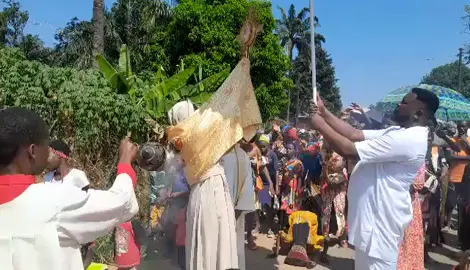 IS SHE ALLOWED THE CARRY THE BLESSED SACRAMENT? 1.) Can a ''Rev'' Sr Carry the Blessed Eucharist in Procession?  Yes. She can, if the bishop gave the permission as a special minister of the Eucharist eg. Carrying communion of the sick, or bringing the Eucharist from the tabernacle or even  distributing communion. This happens in areas where is there is shortage of priests to assist. 2.) But can She Bless with the Eucharist? NO. Blessing is reserved for the power of ordination which is for Bishops, Priests and Deacons. WHAT DOES THE CANON SAY ABOUT THIS? Can. 943- The minister of the exposition of the Blessed Sacrament and of the Eucharistic blessing is a priest or deacon. In special circumstances the minister of the exposition and deposition alone, but without the blessing, is an acolyte, an extraordinary minister of holy communion, or another person deputed by the local Ordinary, in accordance with the regulations of the diocesan Bishop. #catholics #christtheking #viral_video 